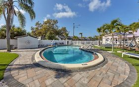 Located By The Beach 1 Bedroom With Parking And Pool